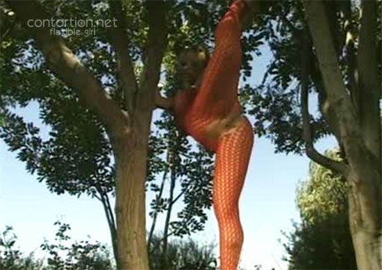 Nude flexible girl